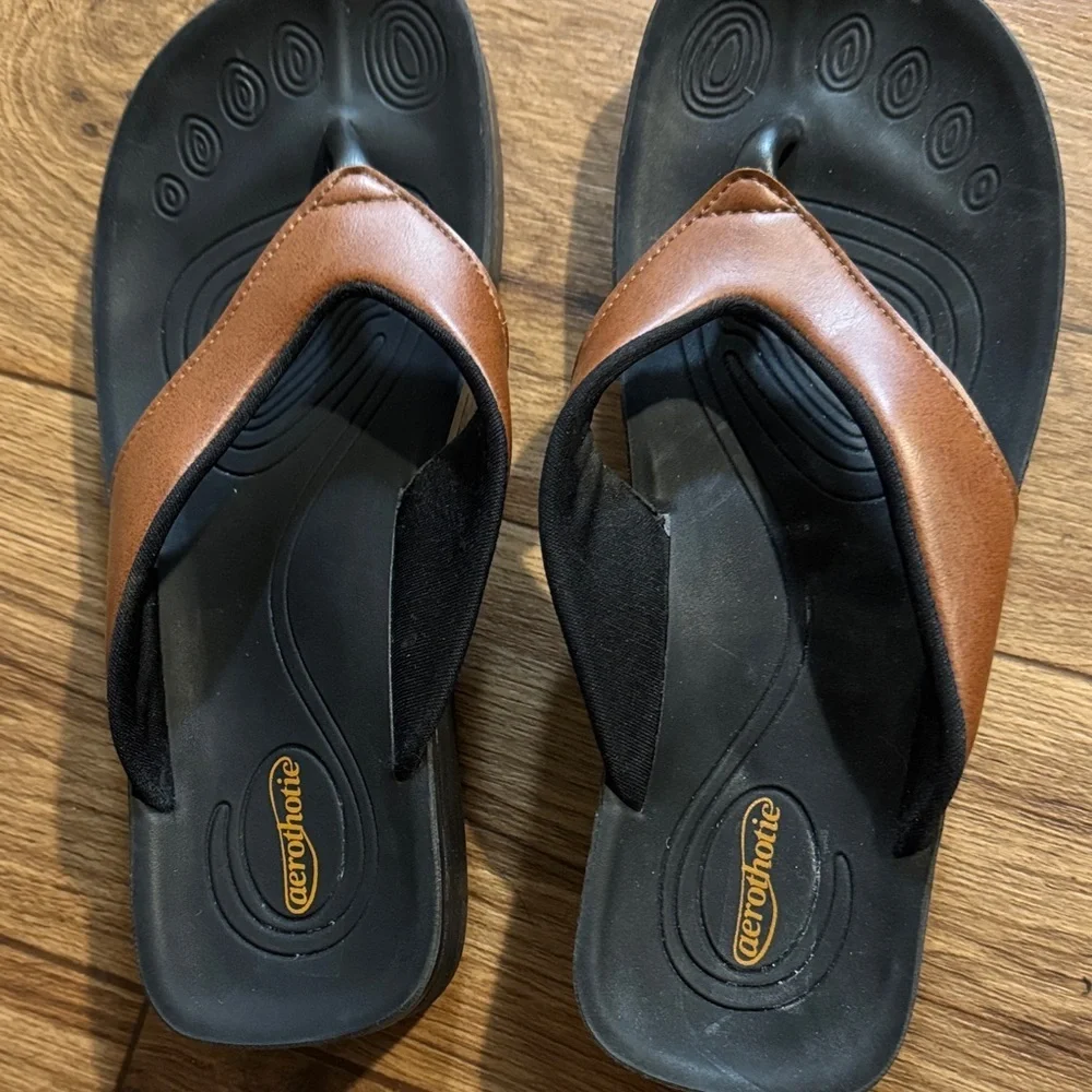 Aetrex Men's Black Footbed Brown Leather-Style Thong Sandals